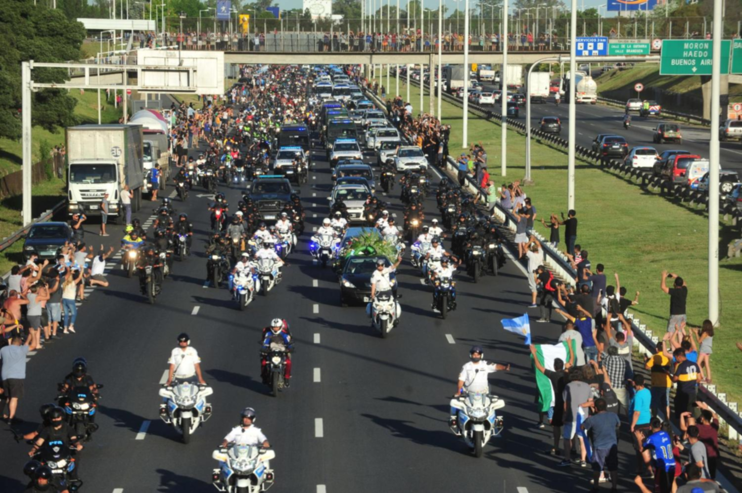 FOTOGALER A. La caravana del ltimo adi s a Diego Maradona